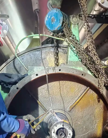 冠航手拉葫蘆用于軸承修復作業(yè)